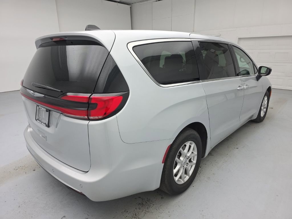 Used 2024 Chrysler Pacifica Touring-L image 12