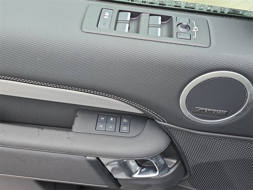 New 2026 Land Rover Discovery Dynamic SE image 30