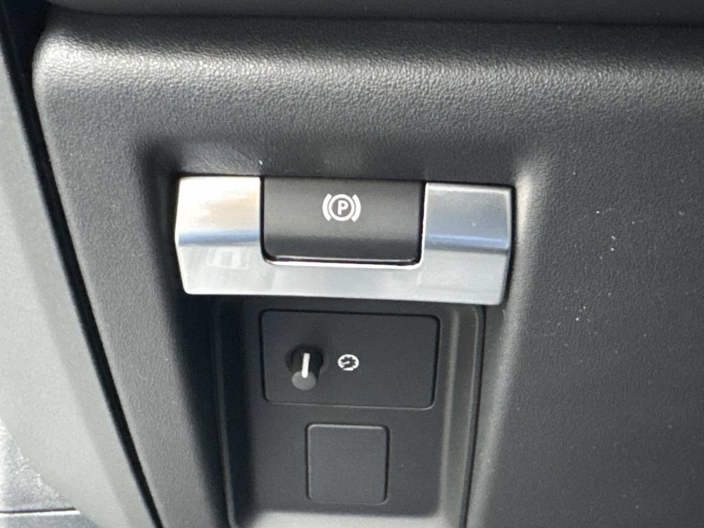 New 2026 Land Rover Defender 130 X-Dynamic SE AWD/4WD image 30
