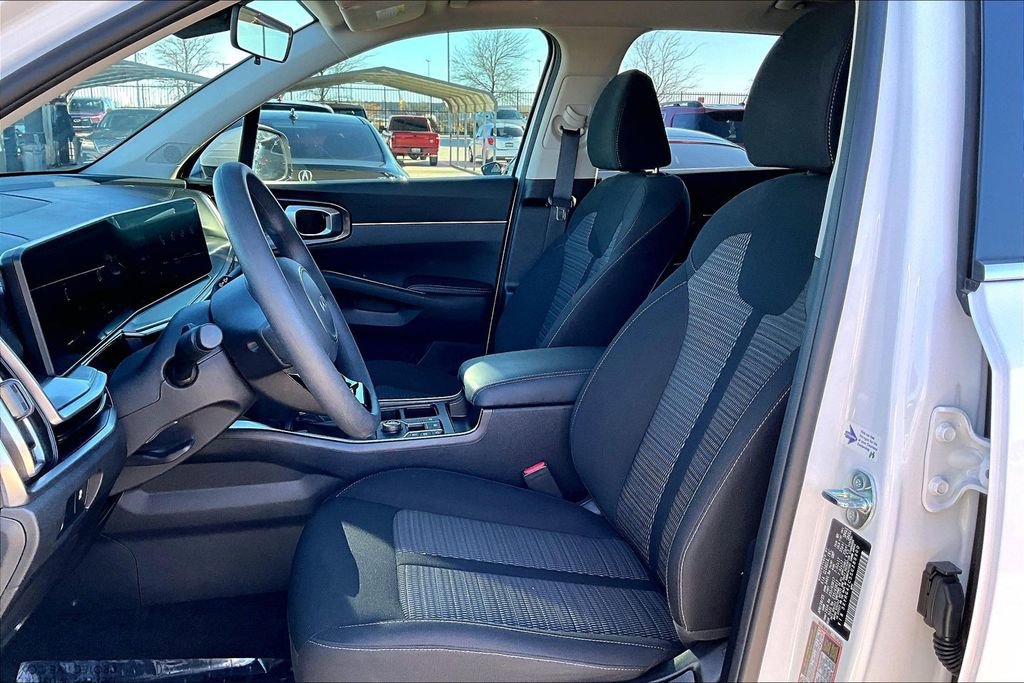 Used 2025 Kia Sorento LX image 30