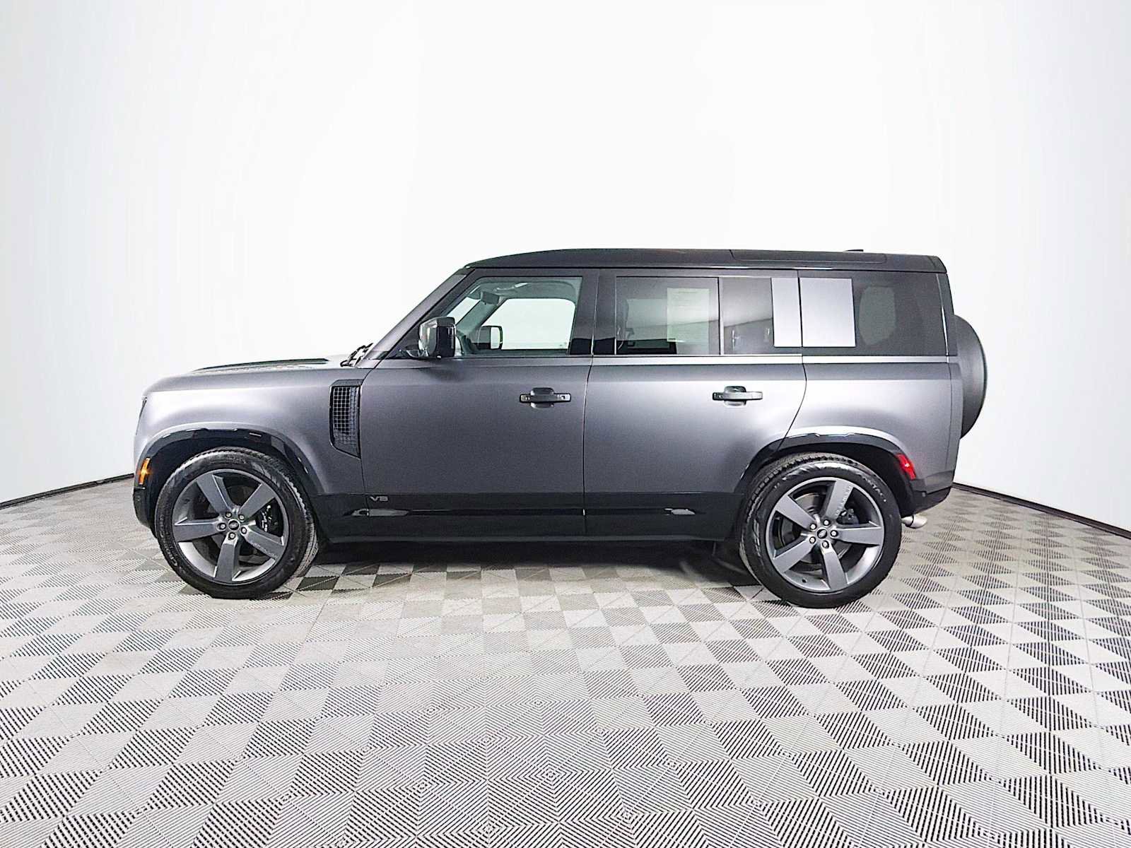 Used 2025 Land Rover Defender 110 V8 AWD/4WD image 8