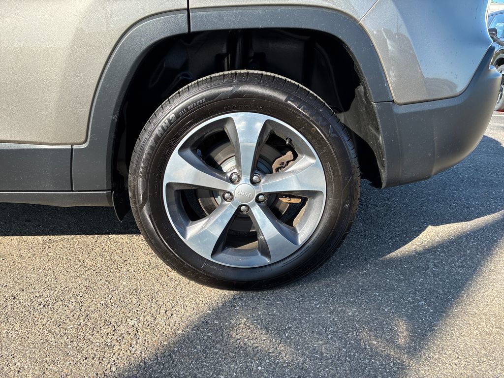 Used 2019 Jeep Cherokee Limited AWD/4WD image 9