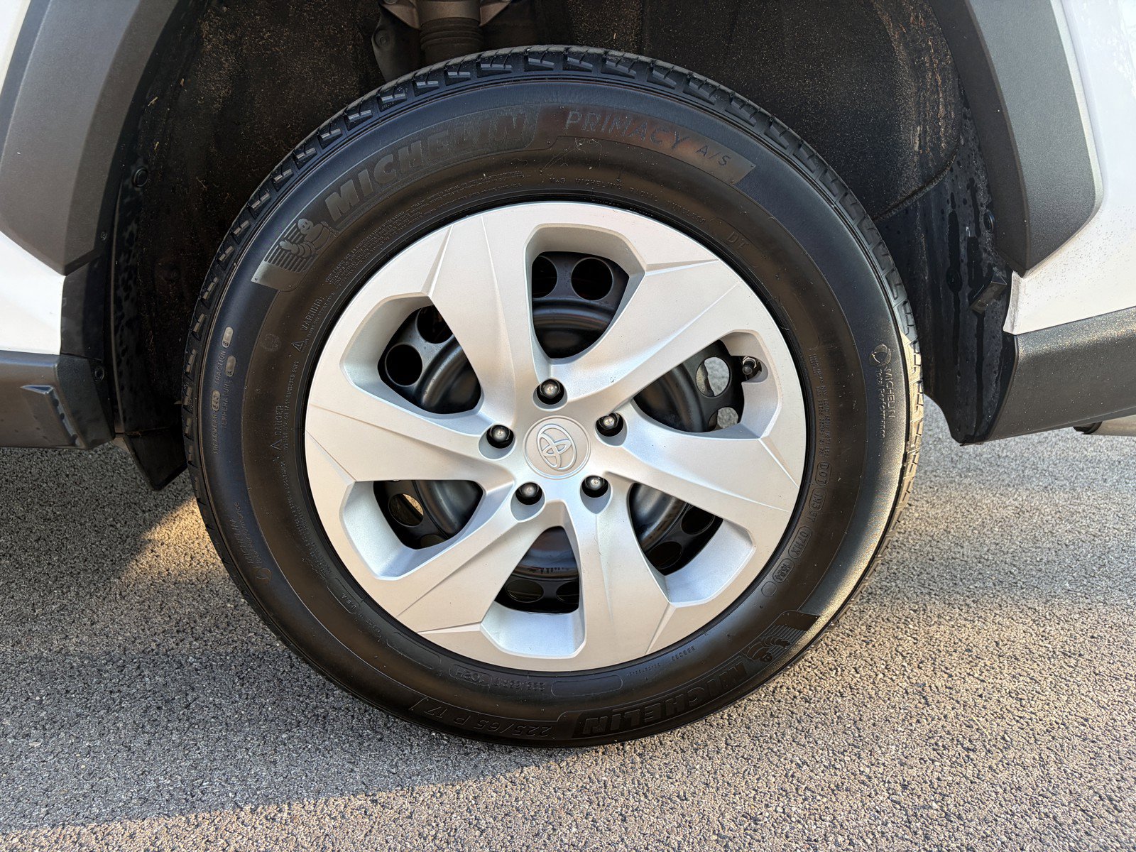 Used 2024 Toyota RAV4 LE AWD/4WD image 40