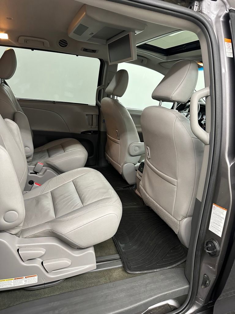 Used 2017 Toyota Sienna XLE Premium w/ Outdoor Package AWD/4WD image 32