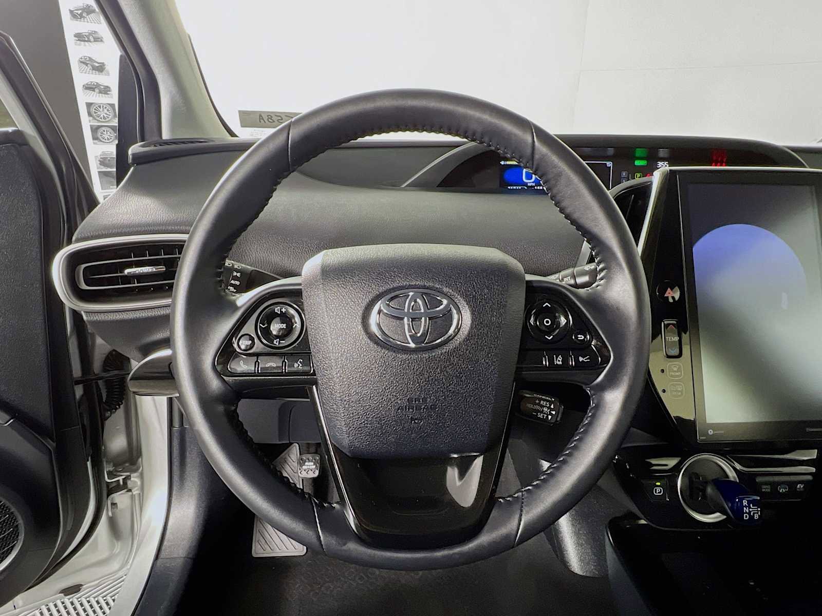 Used 2021 Toyota Prius Prime XLE image 11