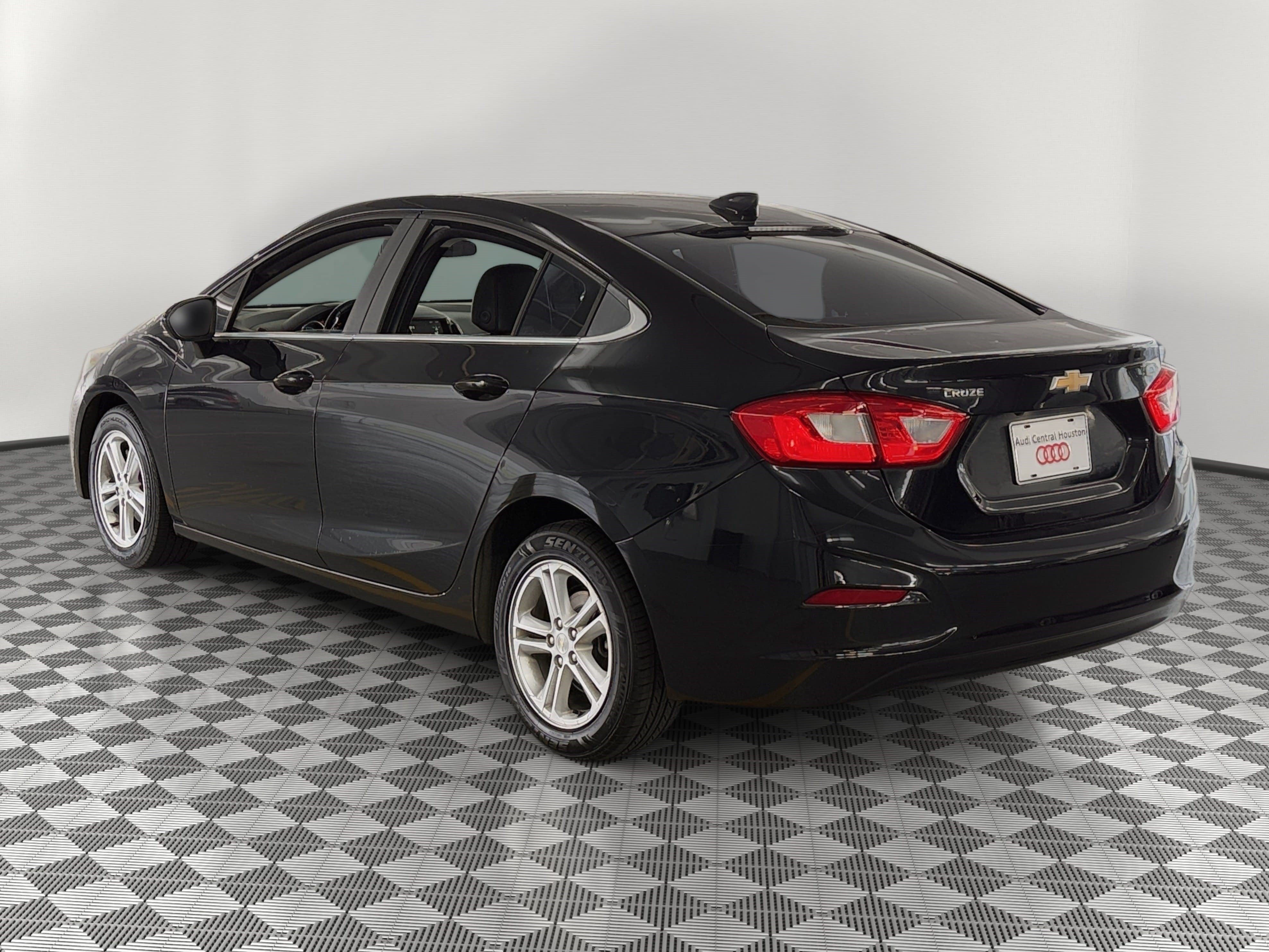 Used 2018 Chevrolet Cruze LT w/ Leather Package FWD image 3
