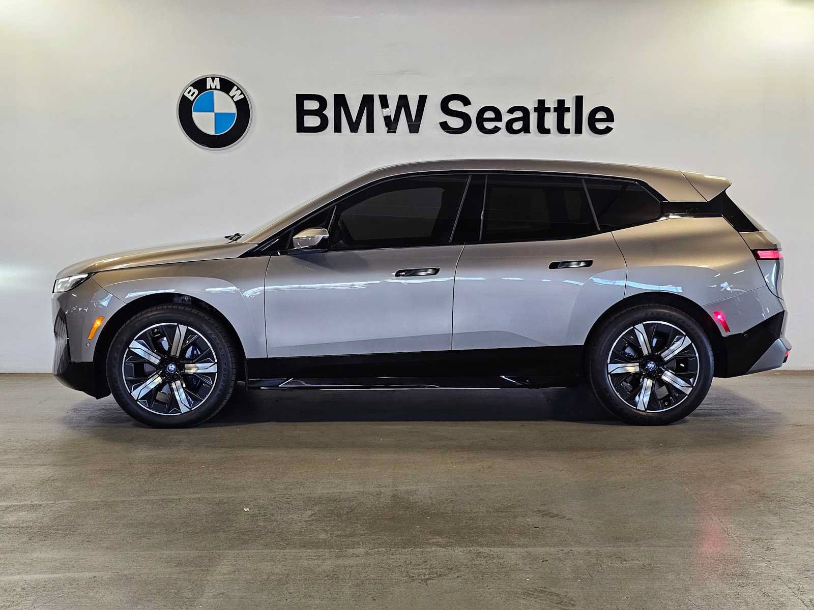 Used 2025 BMW iX xDrive50 w/ Sport Package AWD/4WD image 3