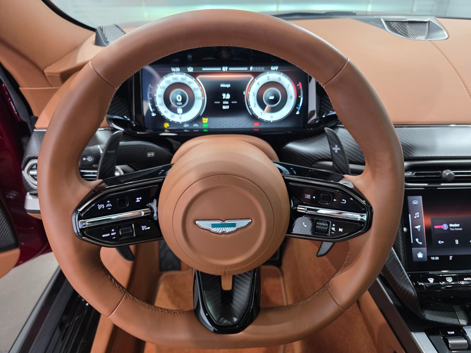 Used 2025 Aston Martin Vanquish RWD image 11