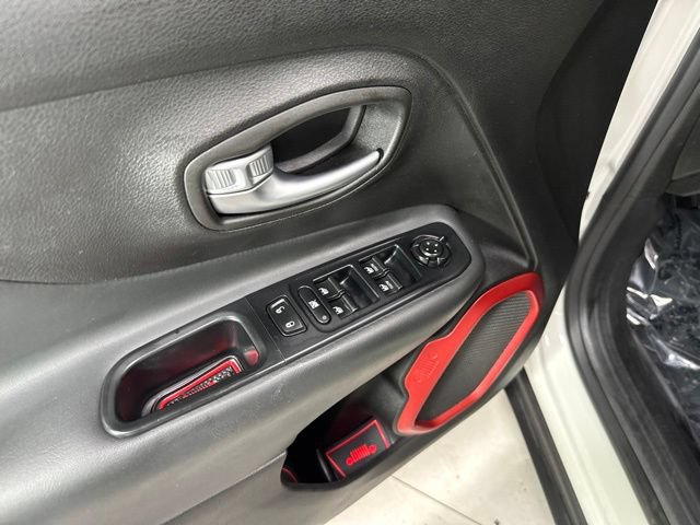 Used 2018 Jeep Renegade Trailhawk w/ Cold Weather Group II AWD/4WD image 10