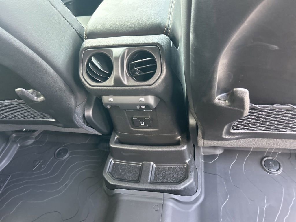 Used 2025 Jeep Wrangler Unlimited Sahara AWD/4WD image 28