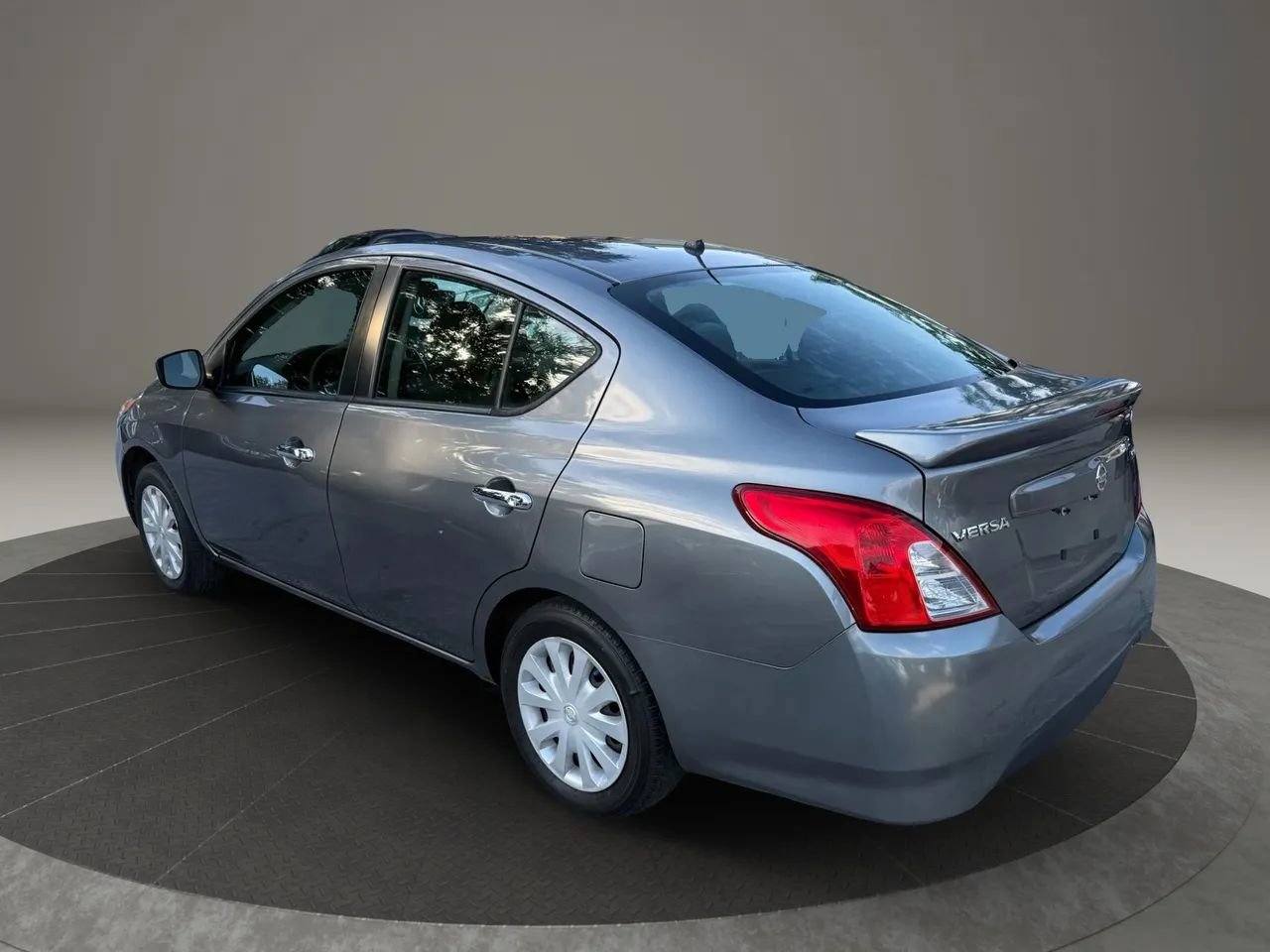 Used 2019 Nissan Versa SV image 3