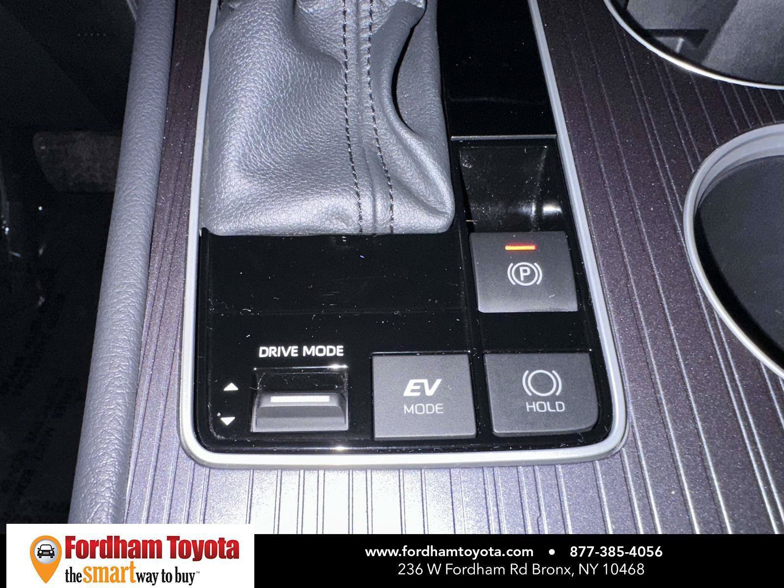 Used 2025 Toyota Sienna LE FWD image 29