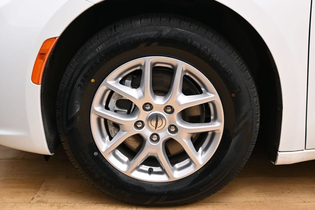 Used 2024 Chrysler Pacifica Touring-L FWD image 11