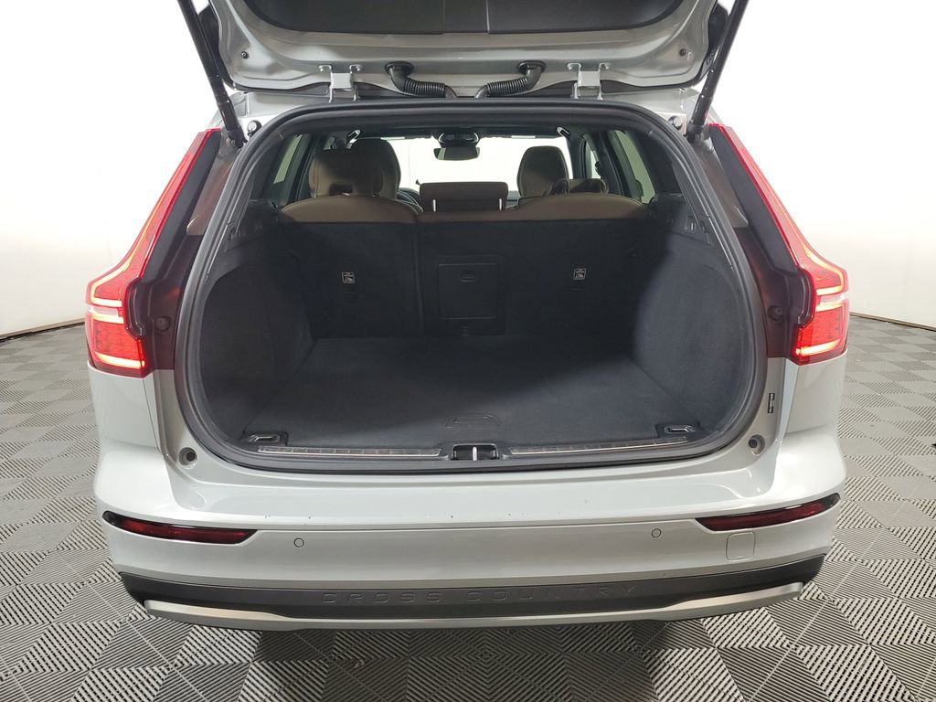 Used 2025 Volvo V60 B5 Cross Country Plus AWD/4WD image 11
