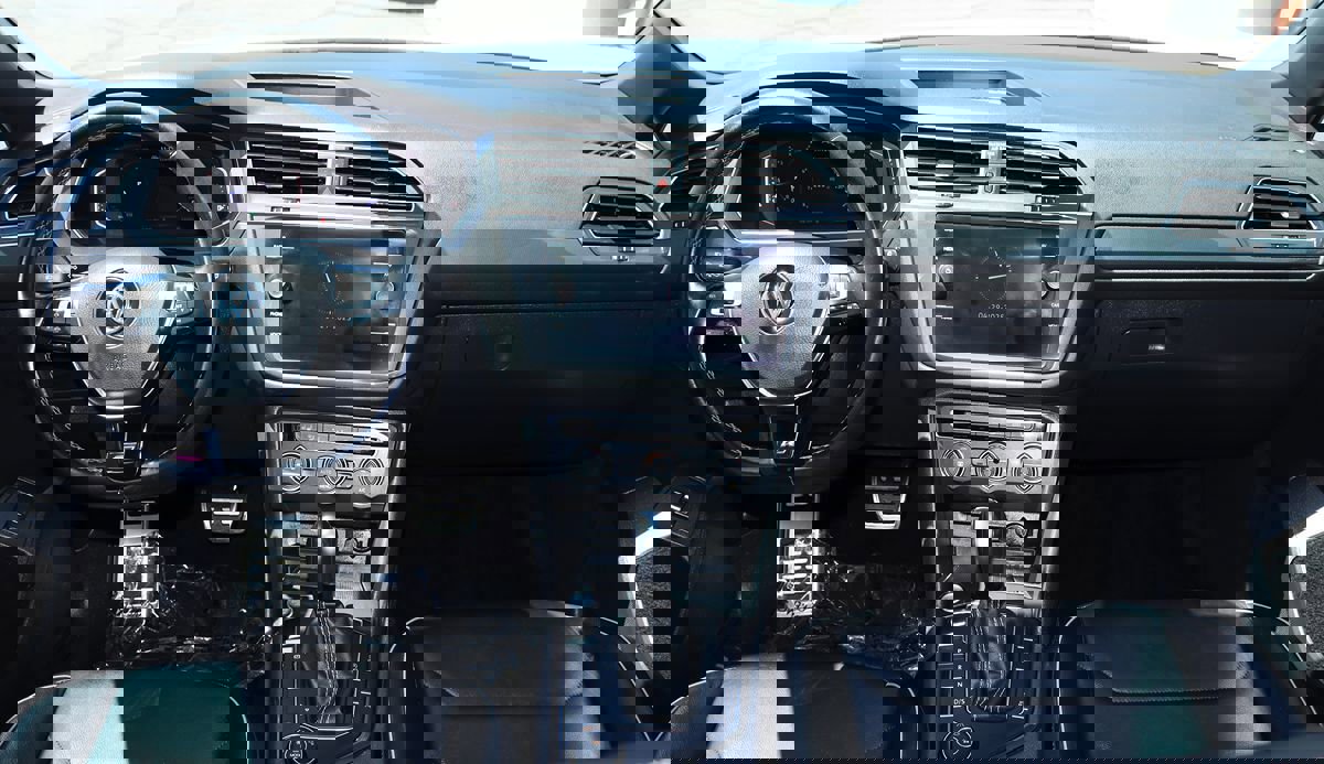 Used 2021 Volkswagen Tiguan SEL Premium R-Line image 34