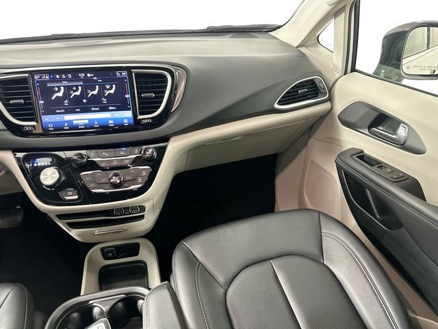 Used 2024 Chrysler Pacifica Touring-L image 26