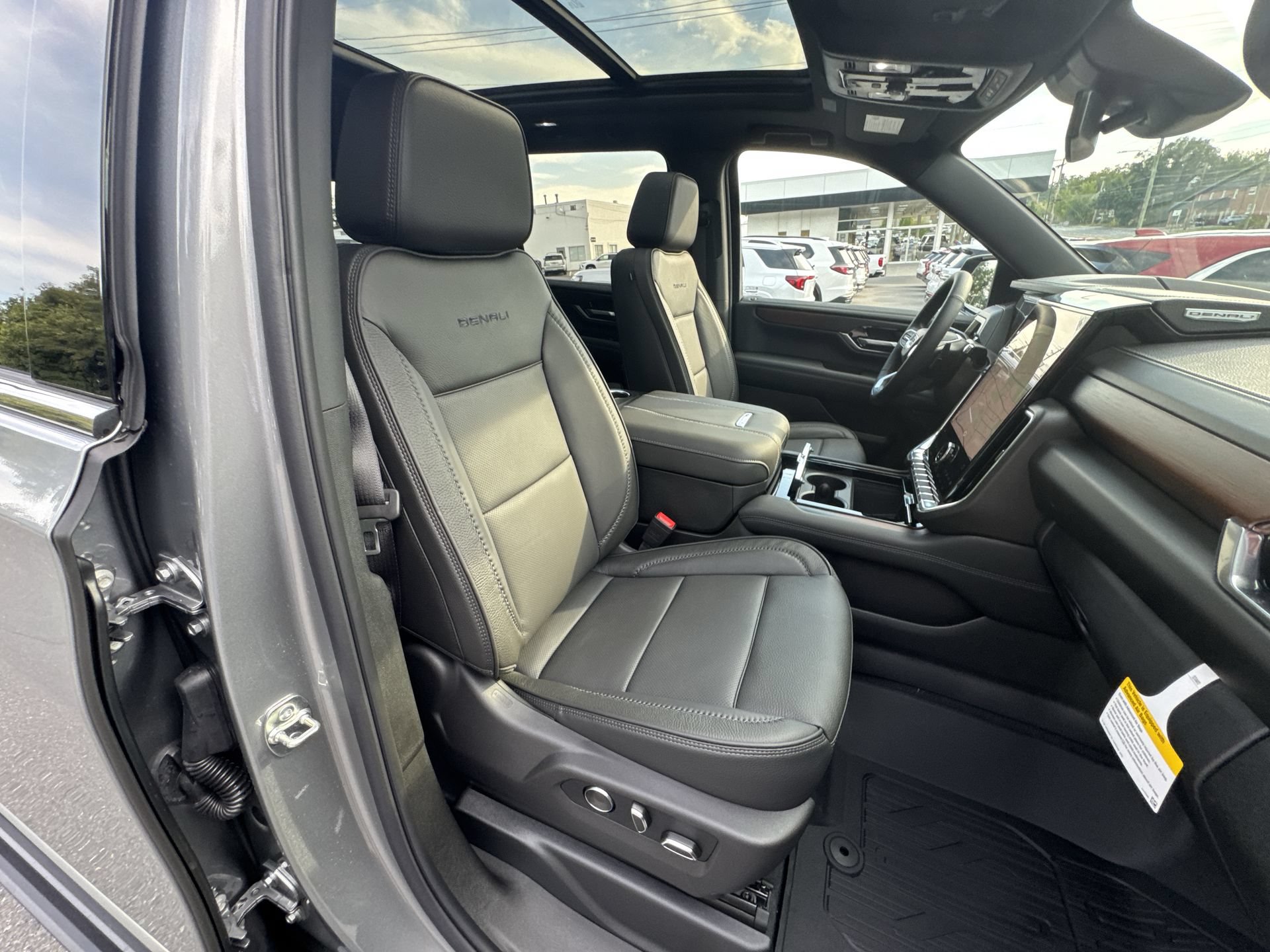 New 2026 GMC Yukon XL Denali w/ Sun & Power Step Package AWD/4WD image 27