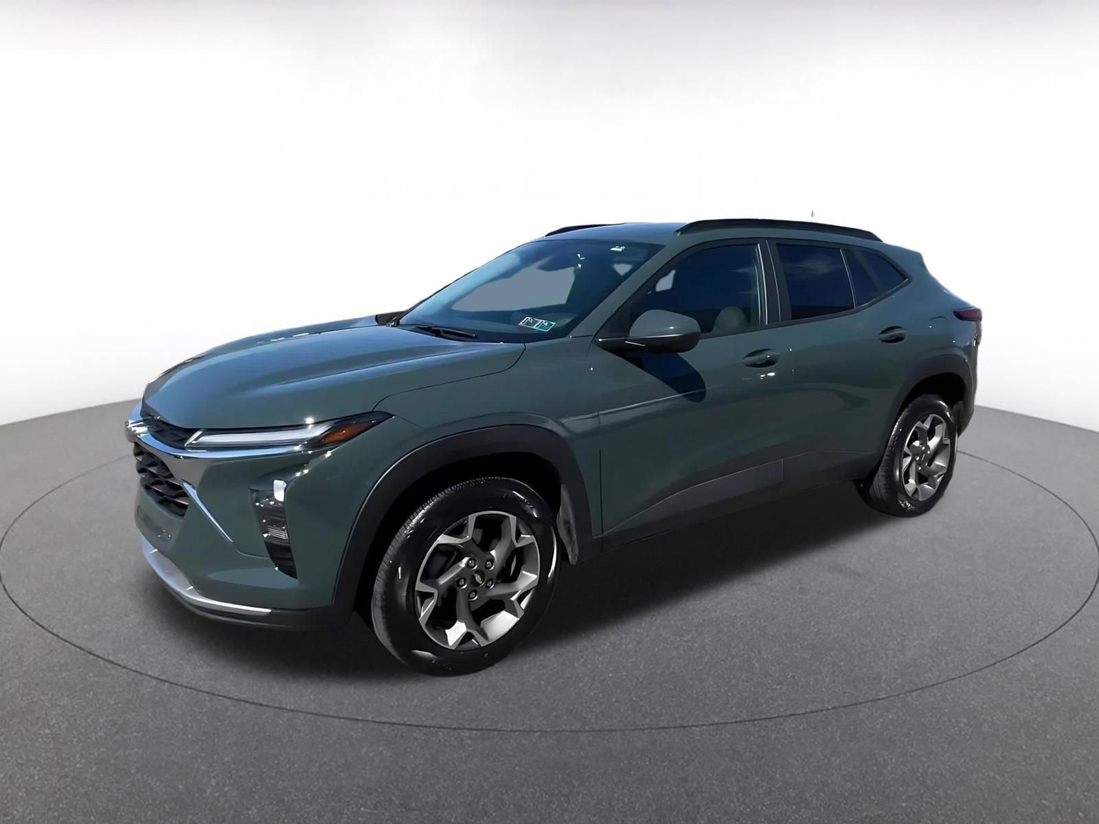 Used 2025 Chevrolet Trax LT FWD image 8