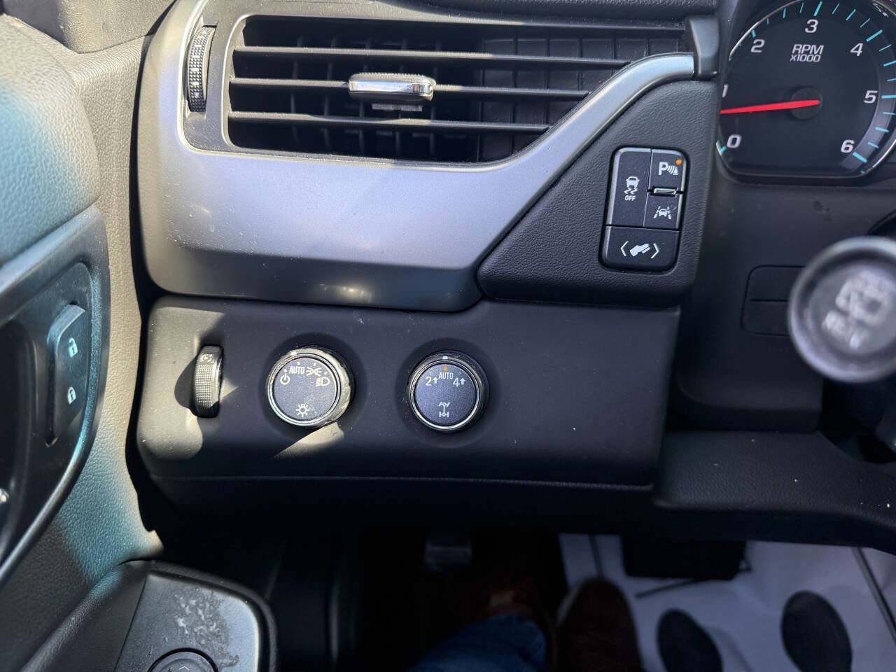 Used 2018 Chevrolet Suburban LT image 19