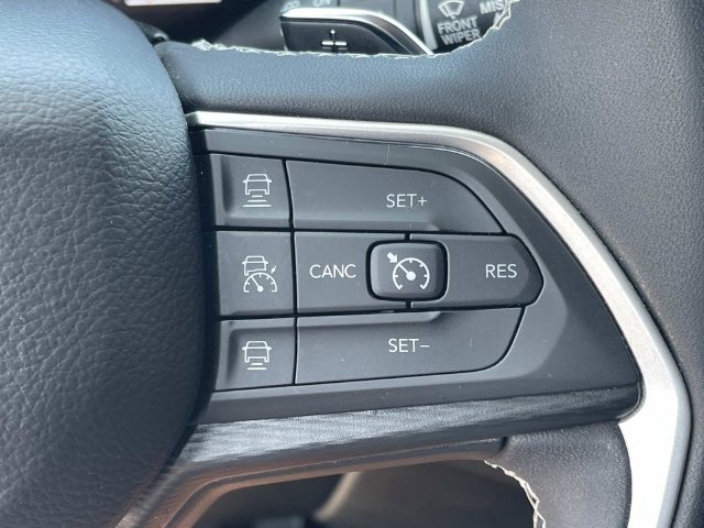 Used 2023 Jeep Grand Cherokee Laredo AWD/4WD image 36