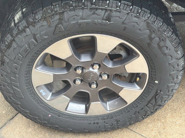 Used 2019 Jeep Wrangler Unlimited Sahara w/ Uconnect 4C Nav & Sound Group AWD/4WD image 12