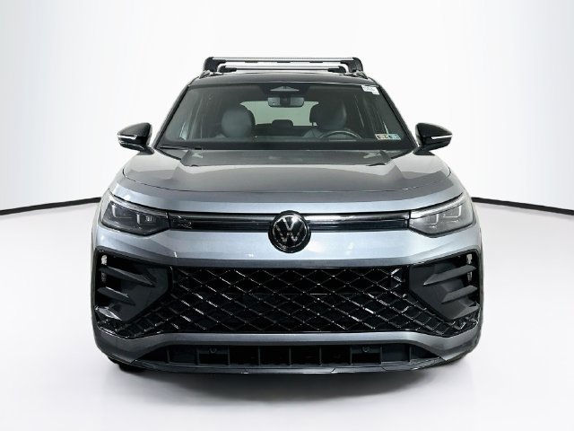 Certified 2026 Volkswagen Tiguan SE R-Line FWD image 2