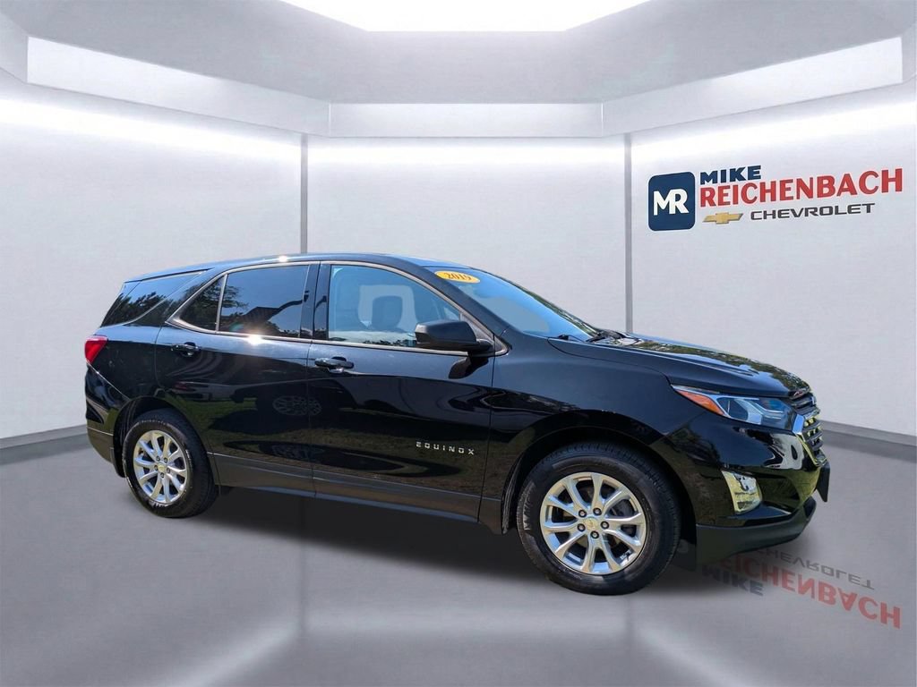 Used 2019 Chevrolet Equinox LS w/ LS Convenience Package FWD image 2