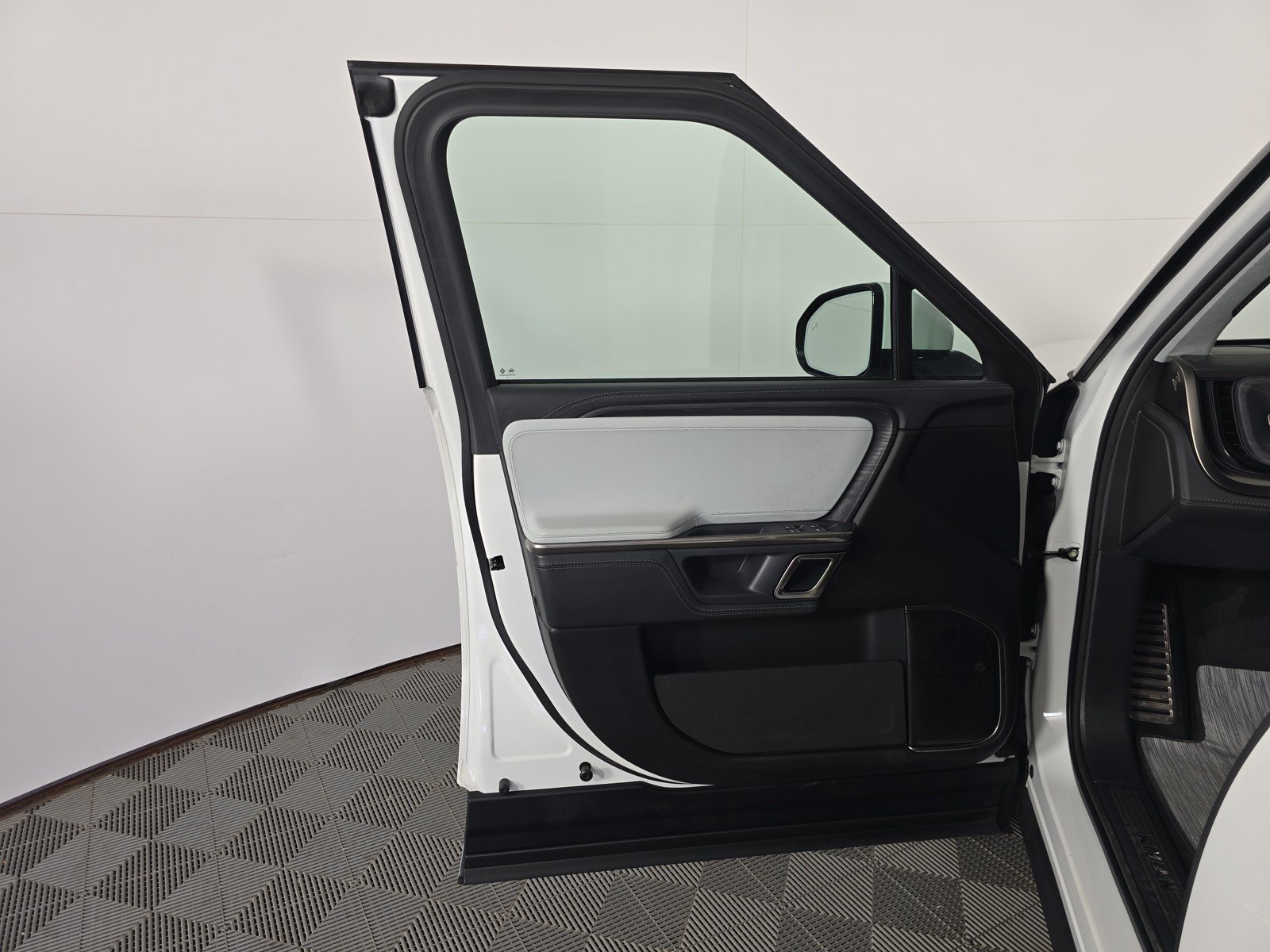 Used 2024 Rivian R1S Adventure AWD/4WD image 16