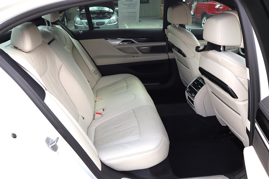 Used 2020 BMW 740i w/ M Sport Package RWD image 26