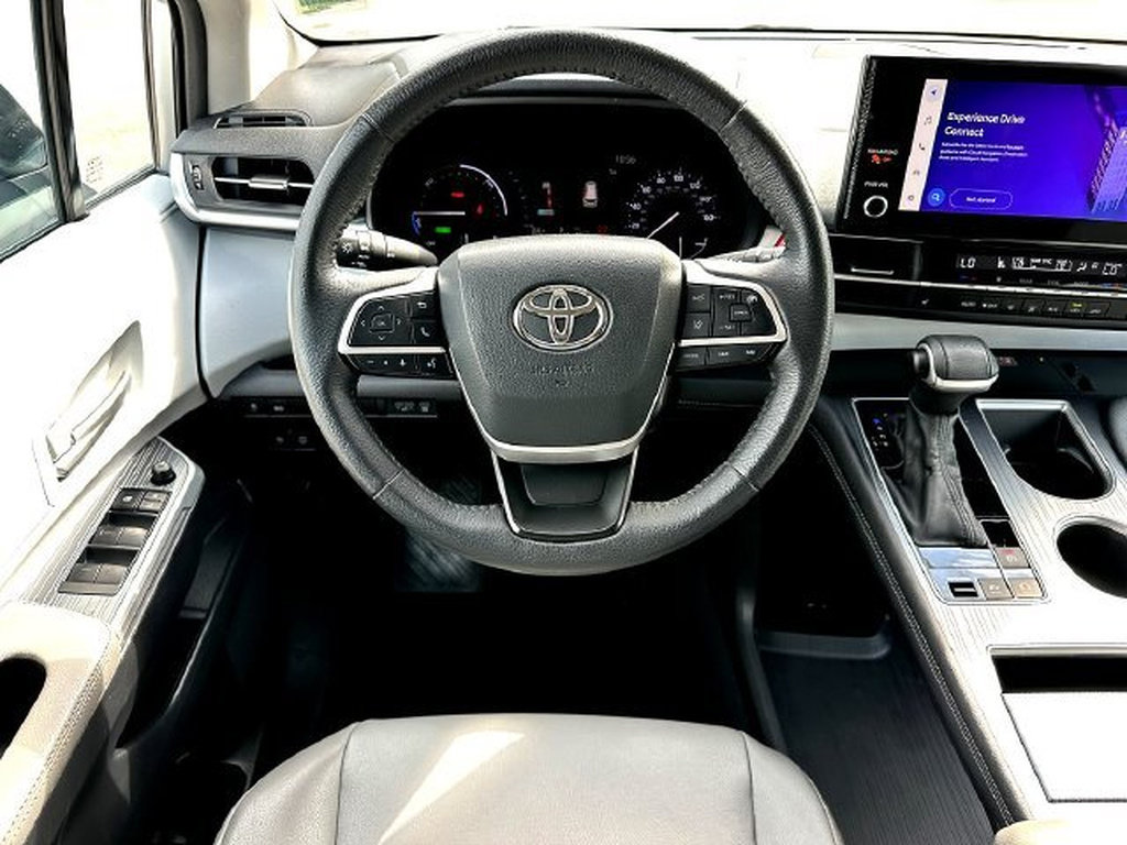 Certified 2025 Toyota Sienna XLE FWD image 22