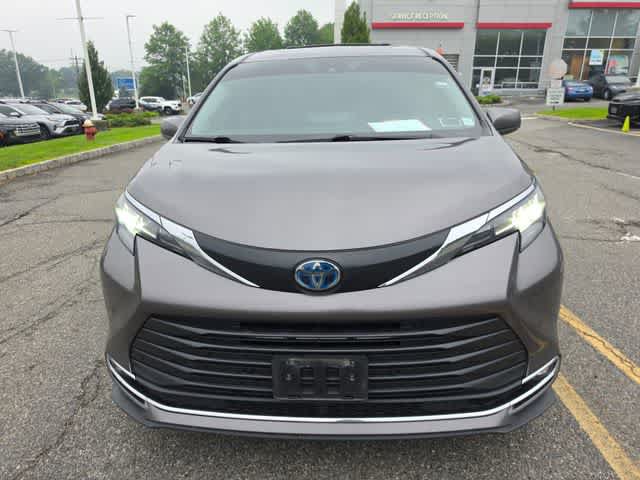 Used 2022 Toyota Sienna XLE AWD/4WD image 2