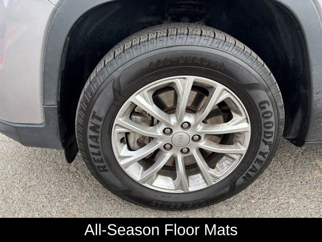 Used 2019 Jeep Cherokee Latitude w/ Cold Weather Group AWD/4WD image 11