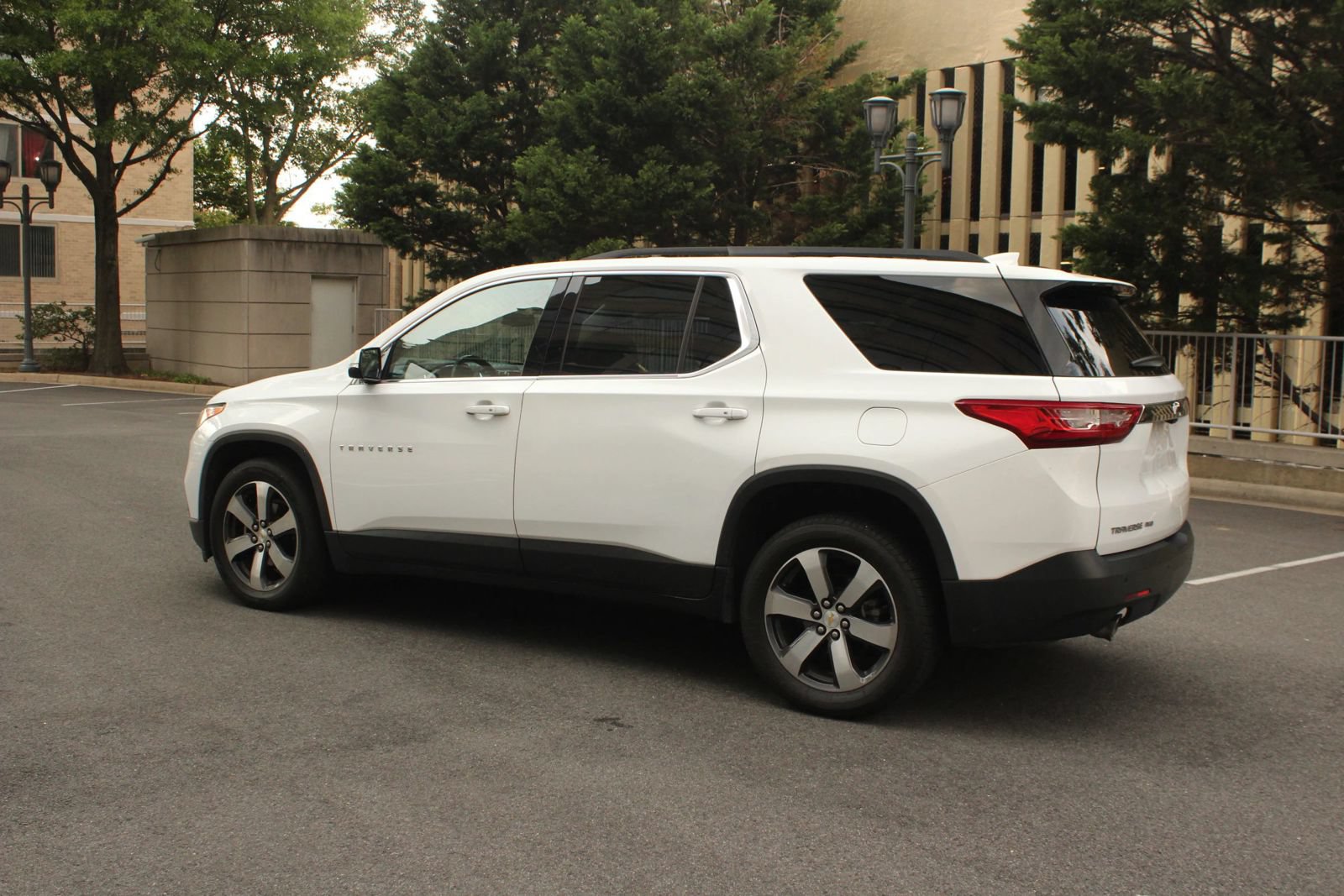 Used 2019 Chevrolet Traverse LT w/ LT Premium Package AWD/4WD image 9