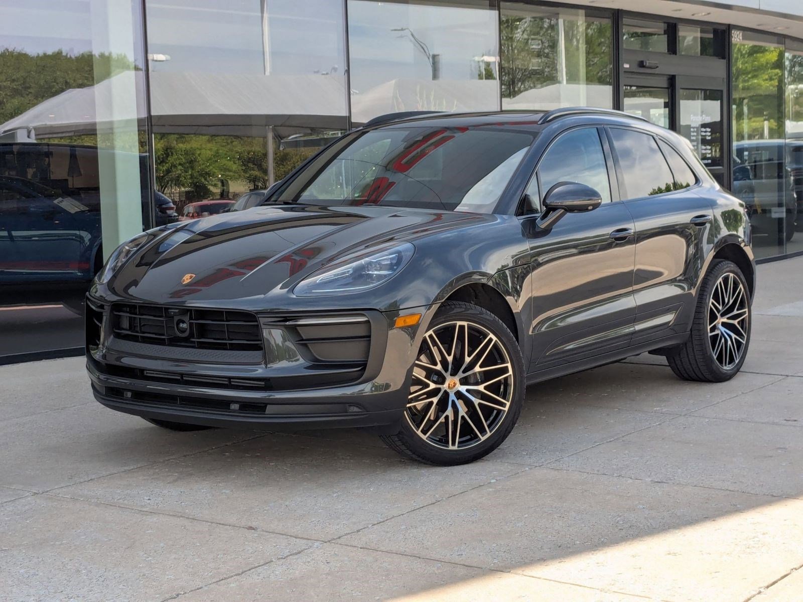 Certified 2025 Porsche Macan image 1