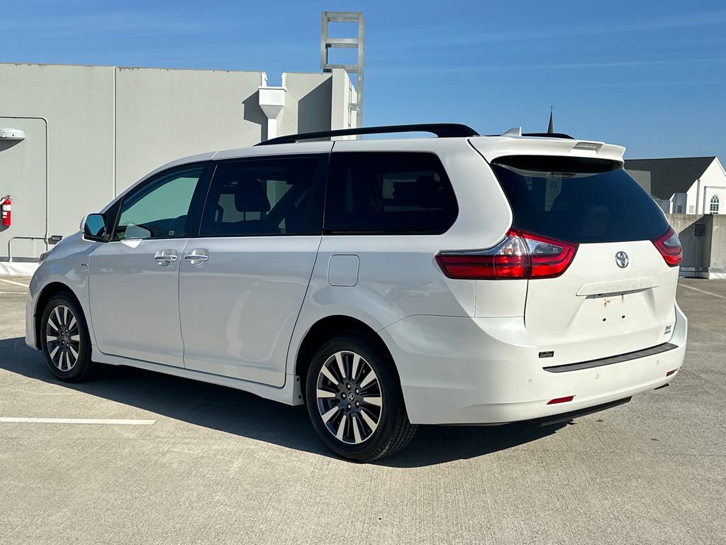 Used 2020 Toyota Sienna XLE Premium image 2