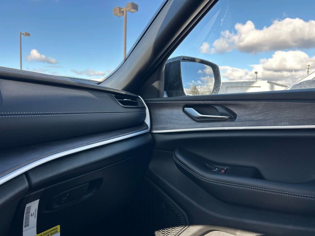 New 2026 Jeep Grand Cherokee Altitude image 25