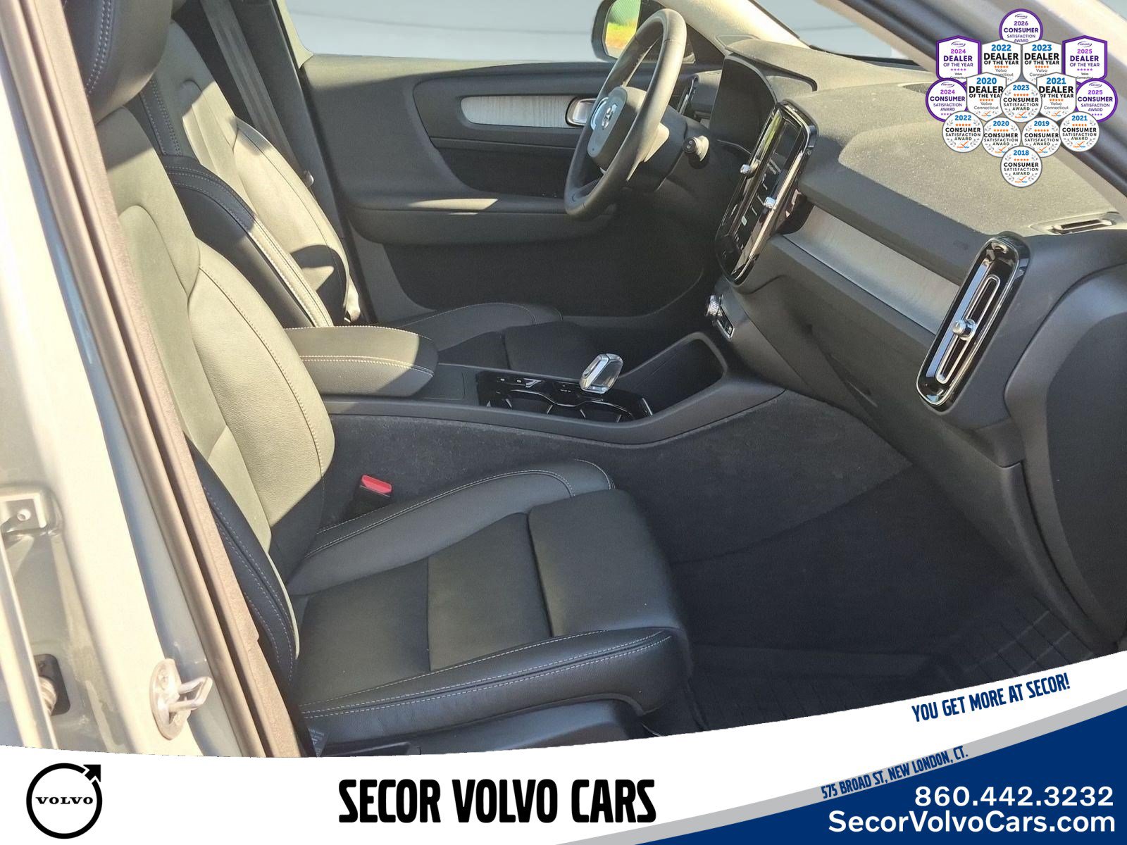 Used 2024 Volvo XC40 B5 Plus AWD/4WD image 22