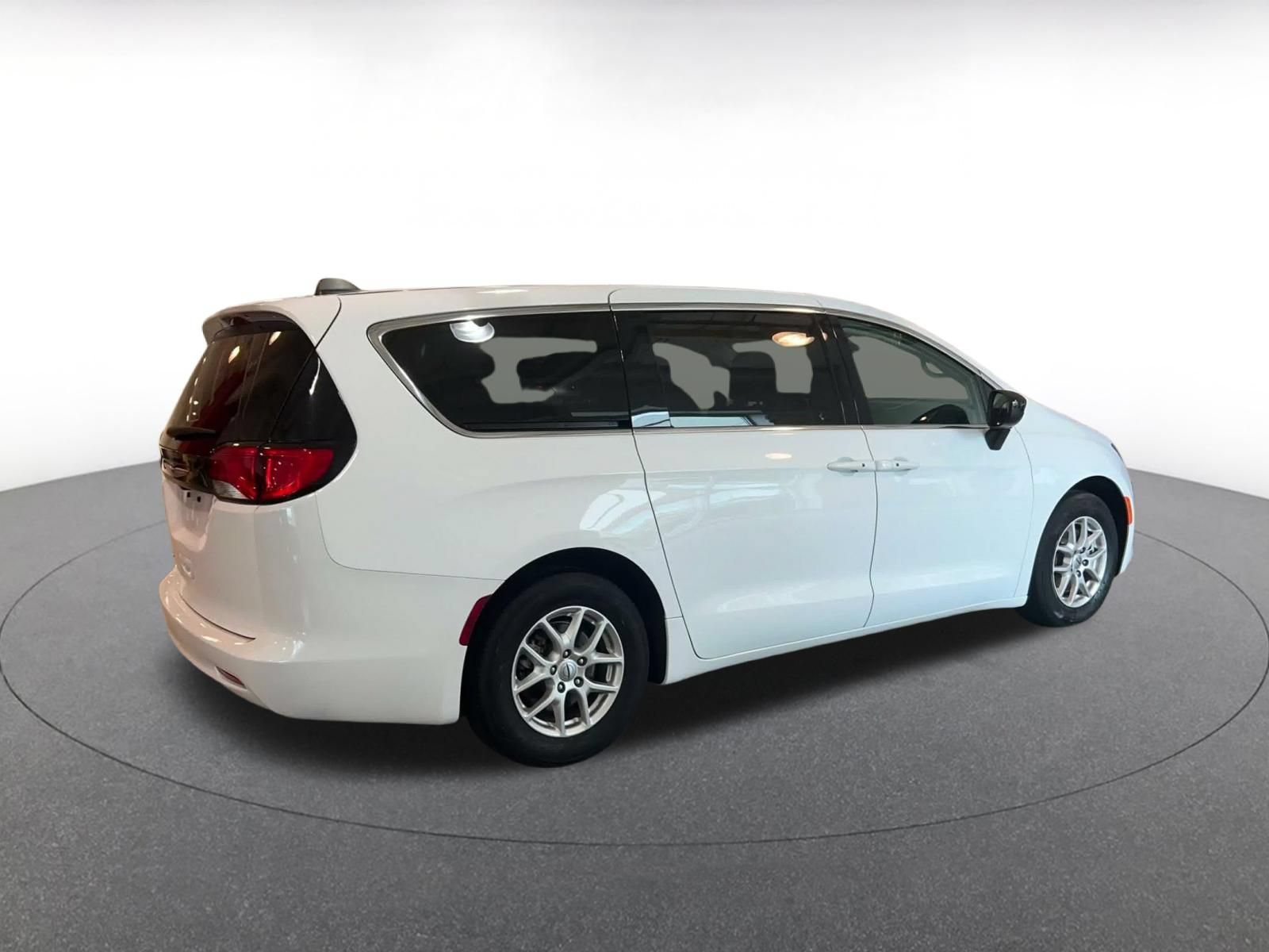Used 2024 Chrysler Voyager LX FWD image 14