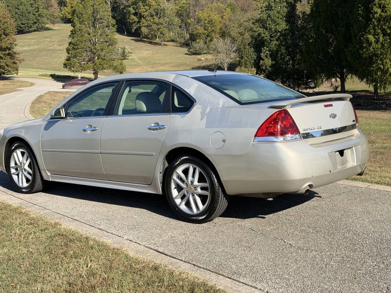 Used 2011 Chevrolet Impala LTZ FWD image 5