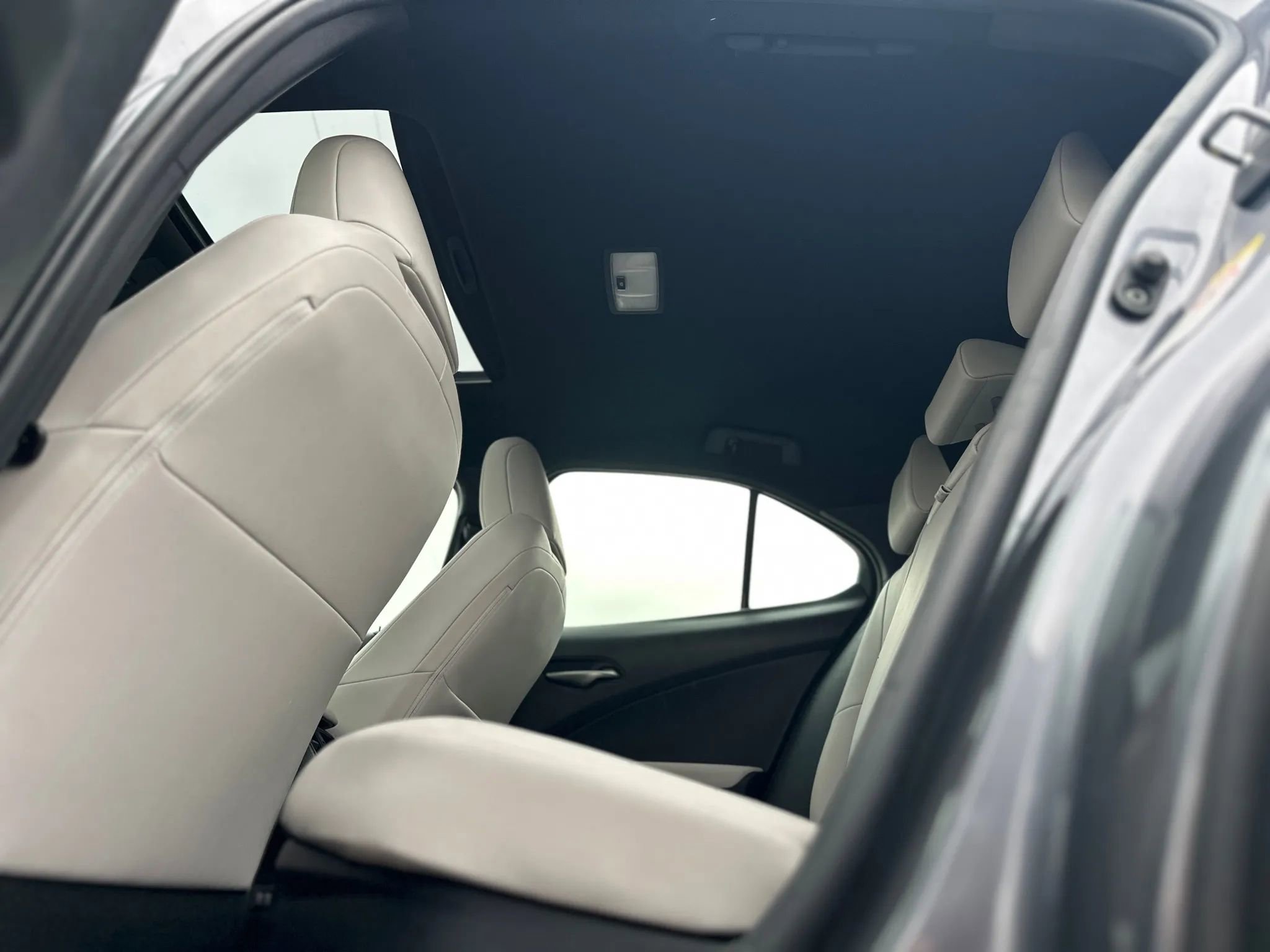 Used 2019 Lexus UX 250h 250h Luxury Sport Utility 4D image 33