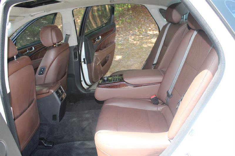 Used 2014 Hyundai Equus Signature RWD image 9
