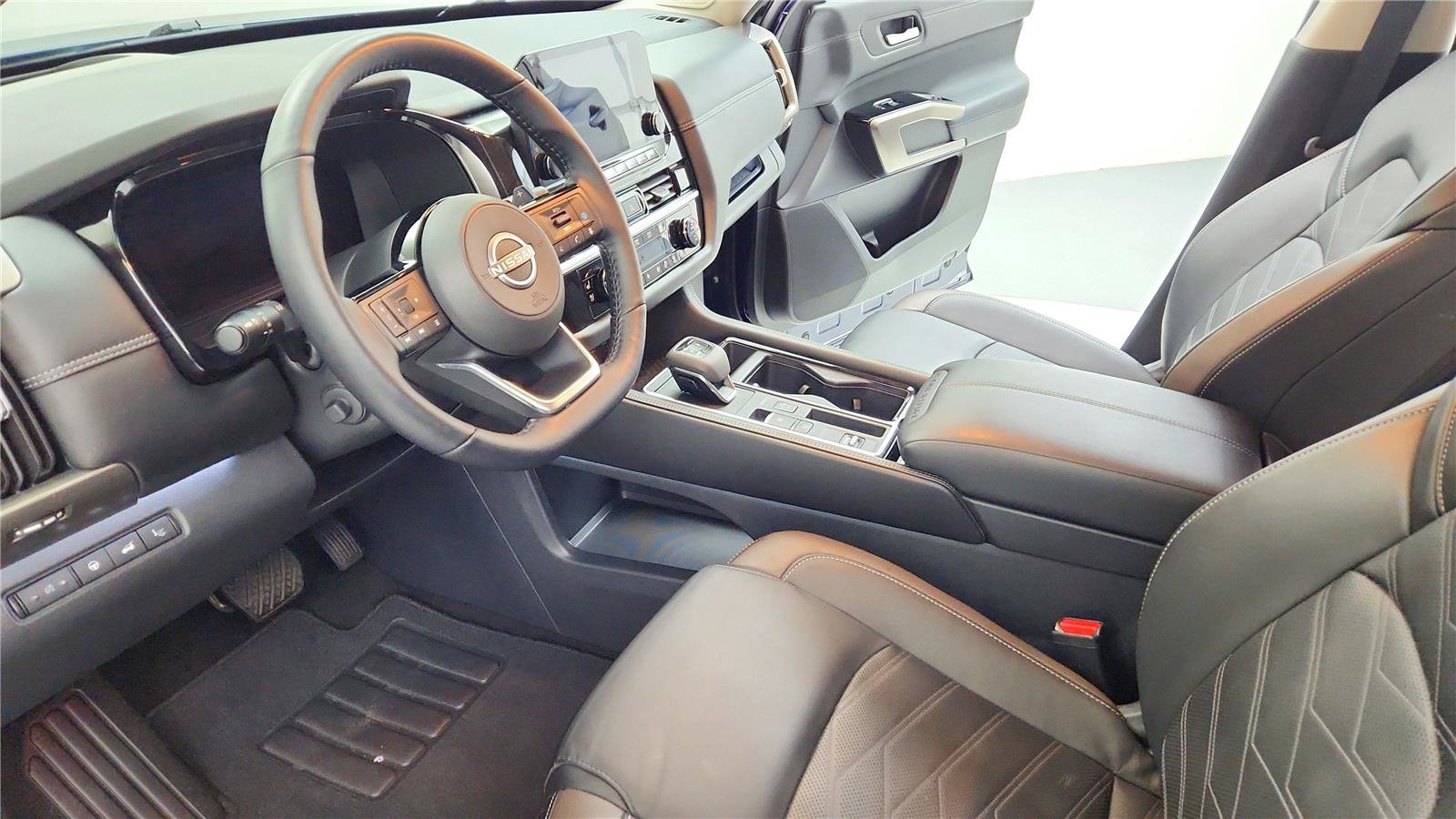 Used 2024 Nissan Pathfinder Platinum w/ Cargo Package FWD image 9