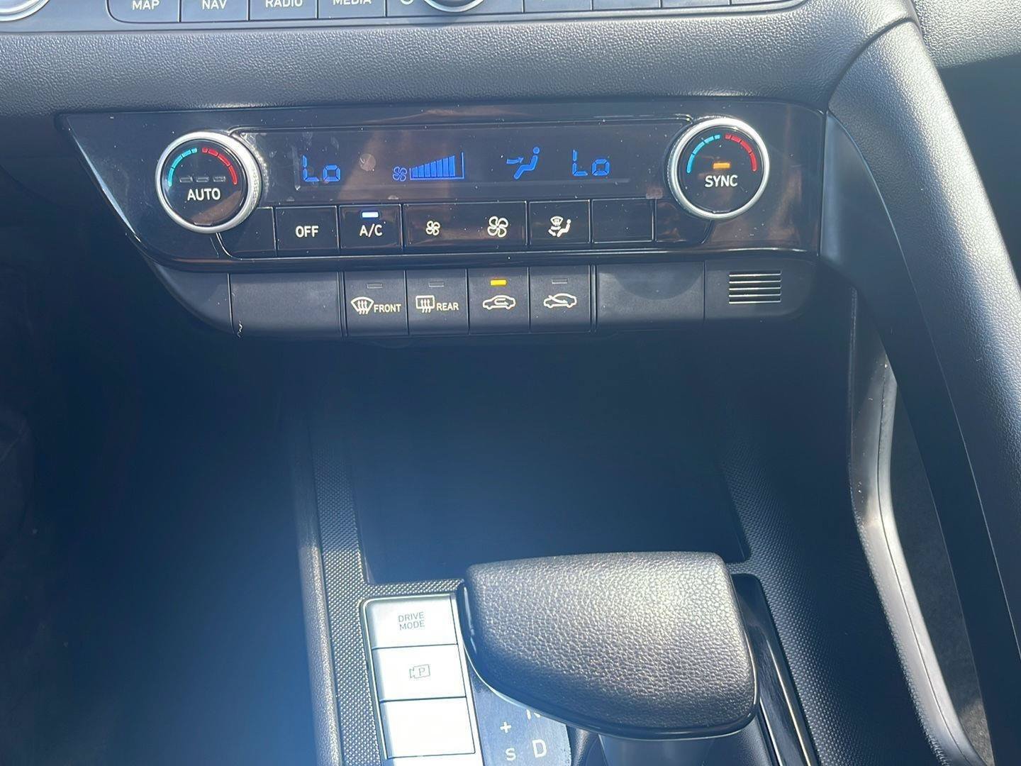 Certified 2024 Hyundai Elantra SEL FWD image 35