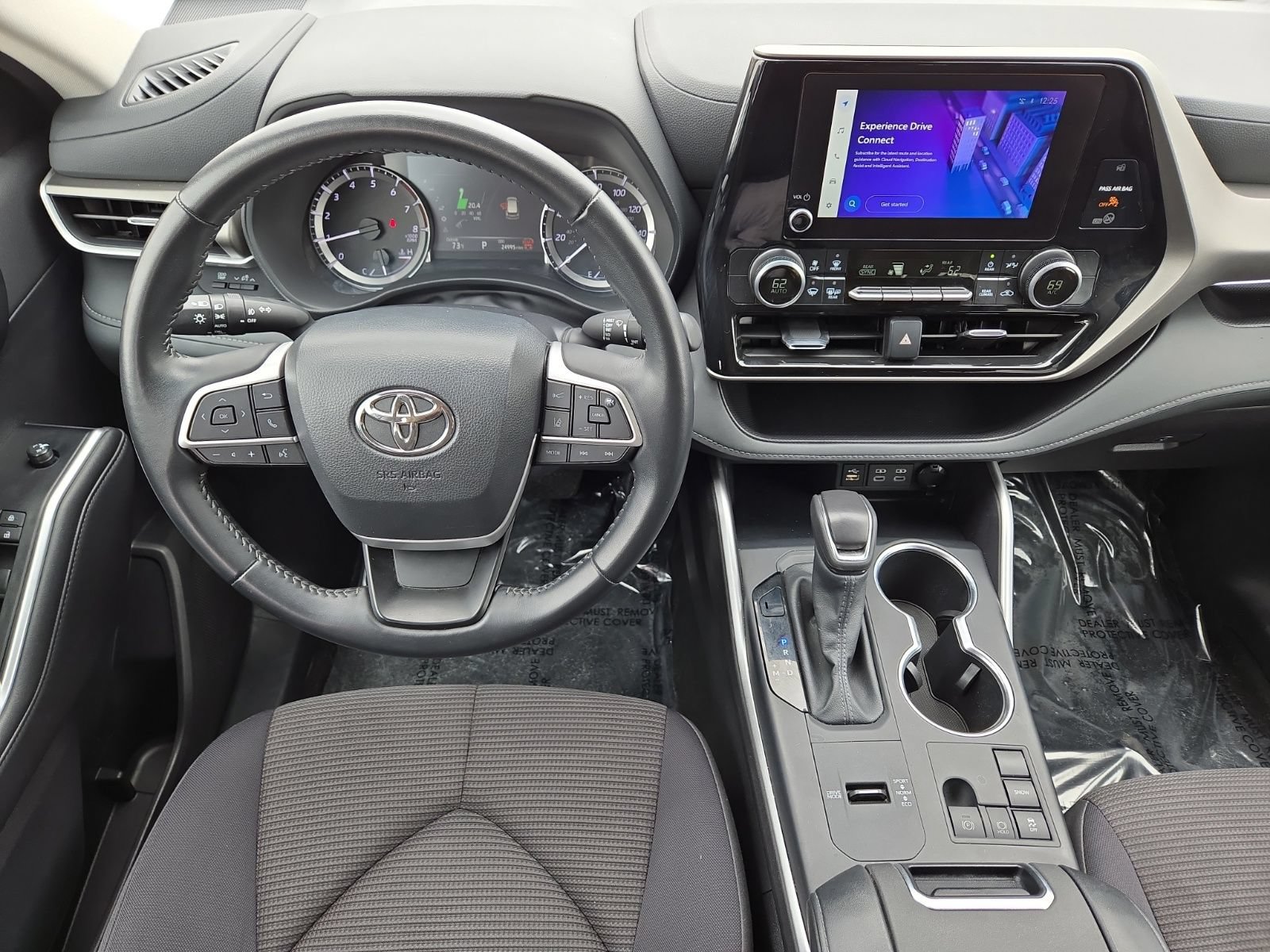 Used 2025 Toyota Highlander LE FWD image 19