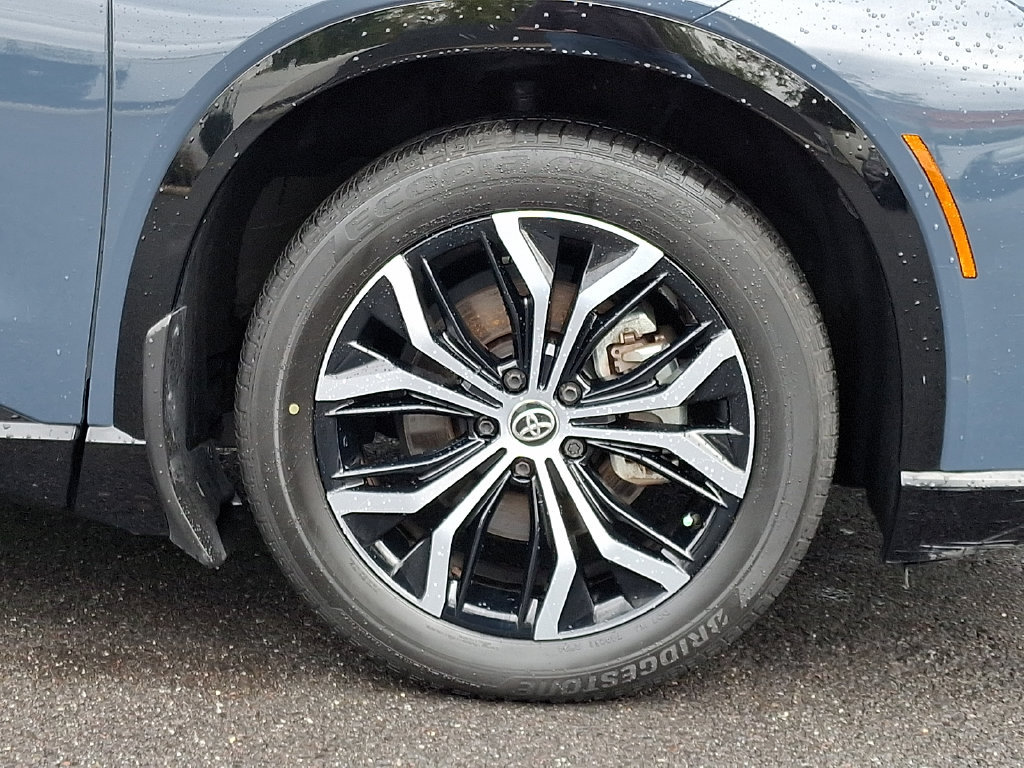 Certified 2025 Toyota Crown Signia AWD/4WD image 8
