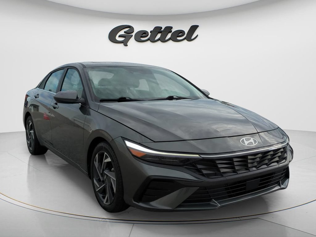 Used 2025 Hyundai Elantra SEL FWD image 3