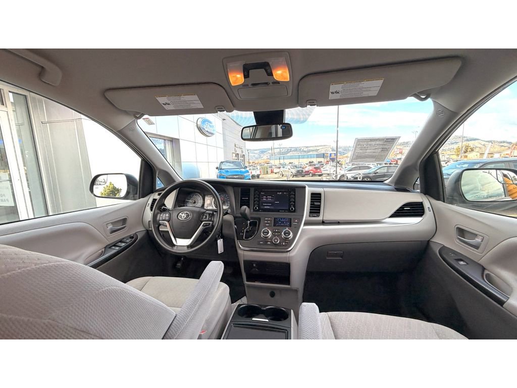 Used 2018 Toyota Sienna LE image 12