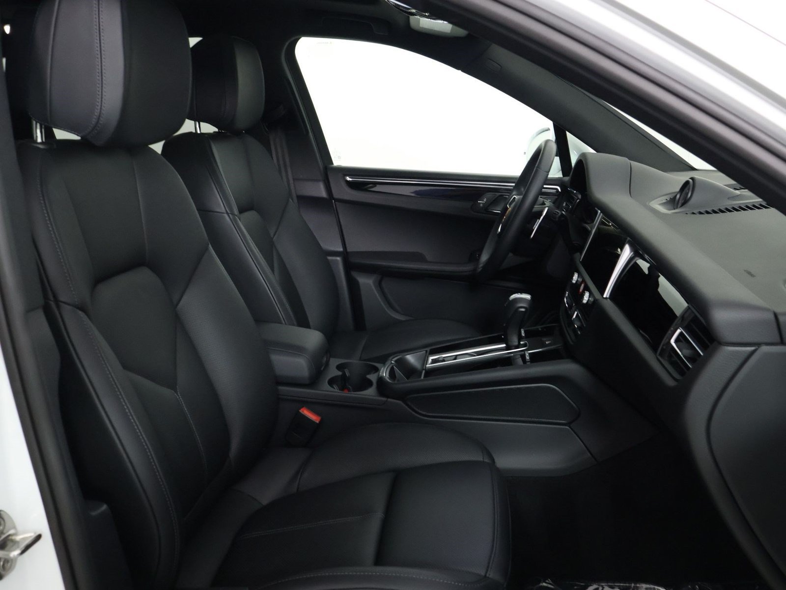 Certified 2026 Porsche Macan AWD/4WD image 31