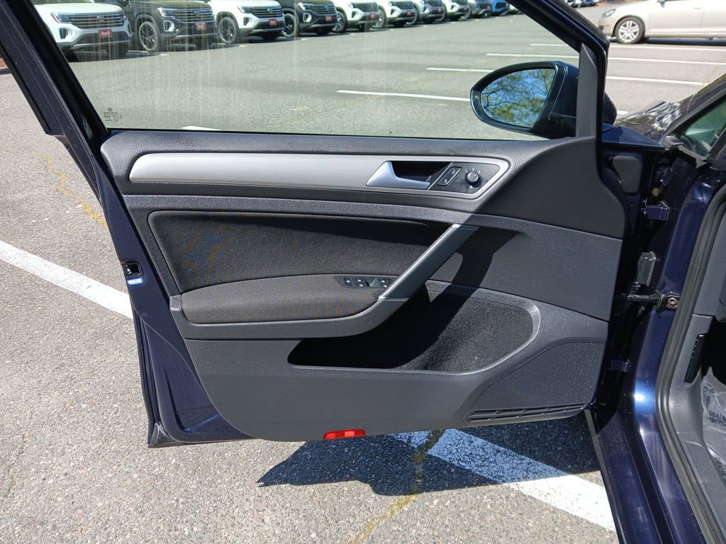 Used 2016 Volkswagen Golf S image 20