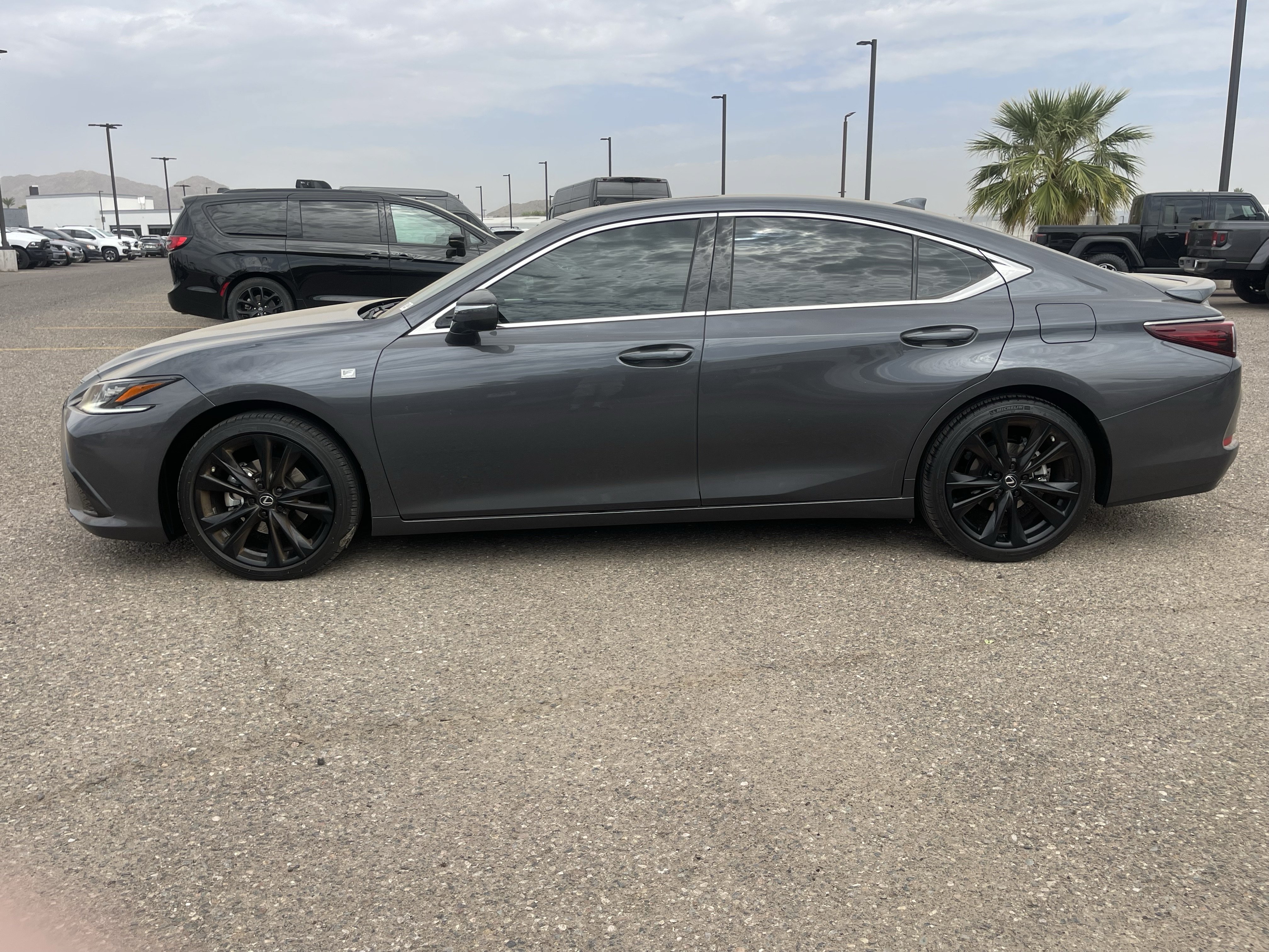 Used 2023 Lexus ES 350 F Sport w/ Accessory Package (Z2) FWD image 3